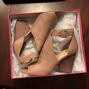 Vince Camuto sandal peep toe booties